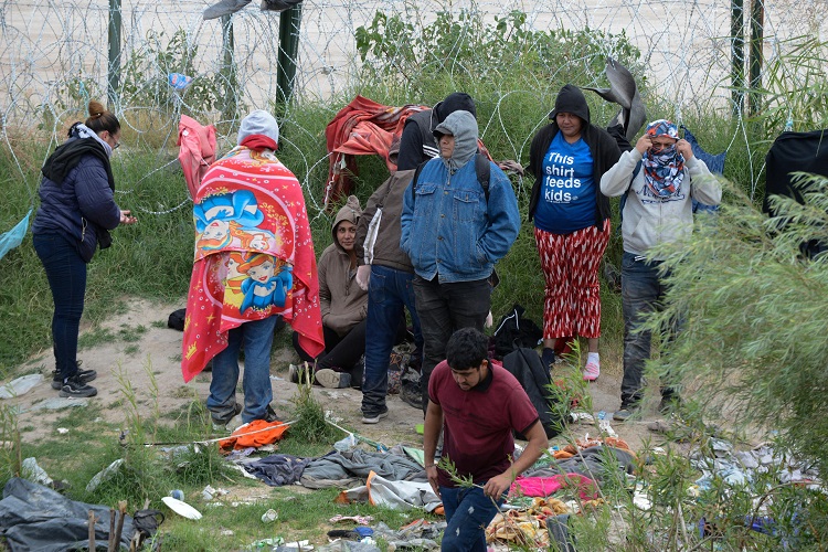 Migrantes quedan varados en el Río Bravo con temperaturas de 2 grados