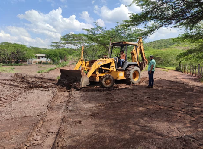 Inician trabajos de mantenimiento y canalización de quebradas en la población de María Díaz