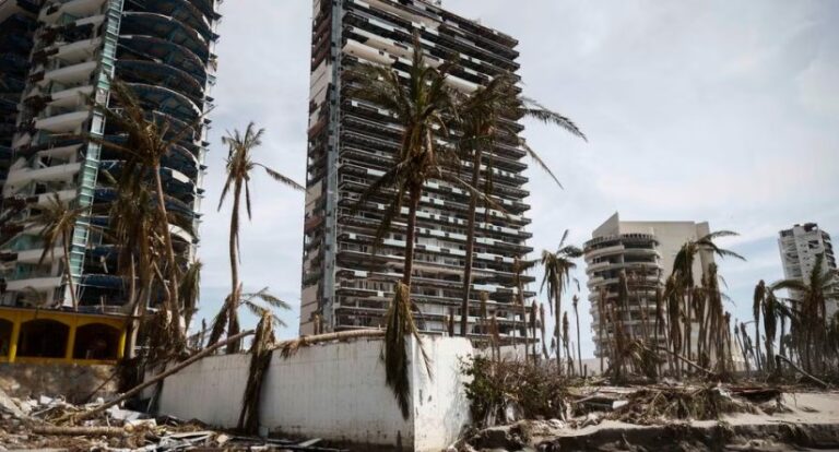 México anuncia plan de reconstrucción para Acapulco y Coyuca tras paso de huracán Otis