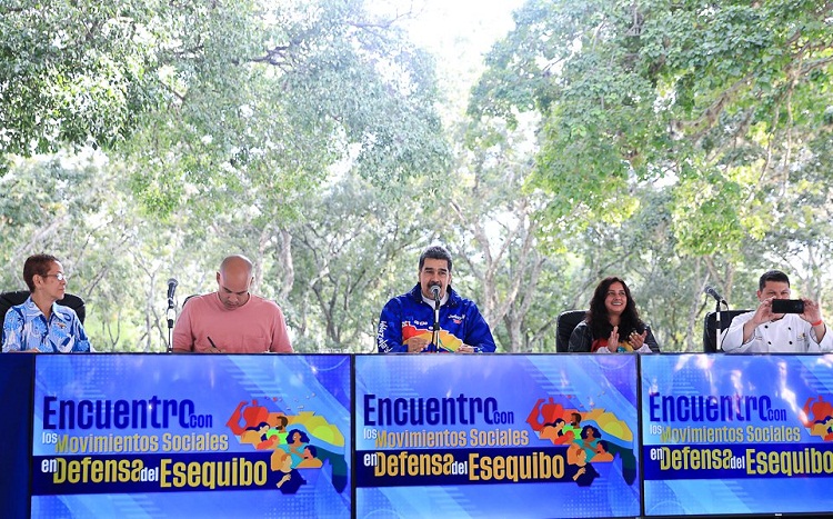 Maduro denuncia campaña de la Exxon Mobil para impedir referéndum consultivo
