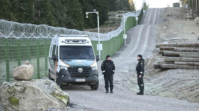 Finlandia cierra puestos fronterizos con Rusia por migración
