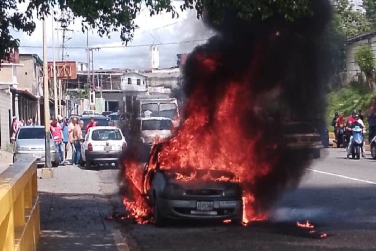 Trujillo: Se incendia vehículo en cola para surtir gasolina