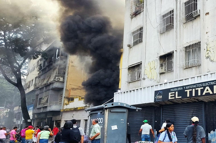 Sesenta personas en Caracas fueron evacuadas por voraz incendio en casa multifamiliar