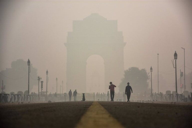 India reabre escuelas ante ligero descenso de contaminación
