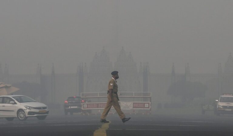 Cierran escuelas en Nueva Delhi por alza de la contaminación