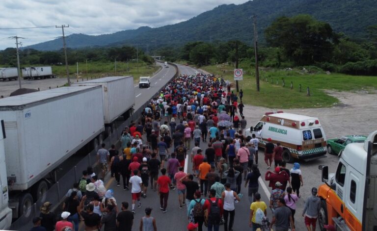 Migrantes retiran bloqueo carretero en el sur de México