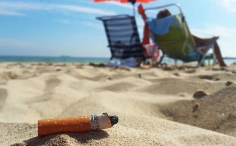 Francia prohibirá fumar en las playas como parte de un «plan antitabaco»