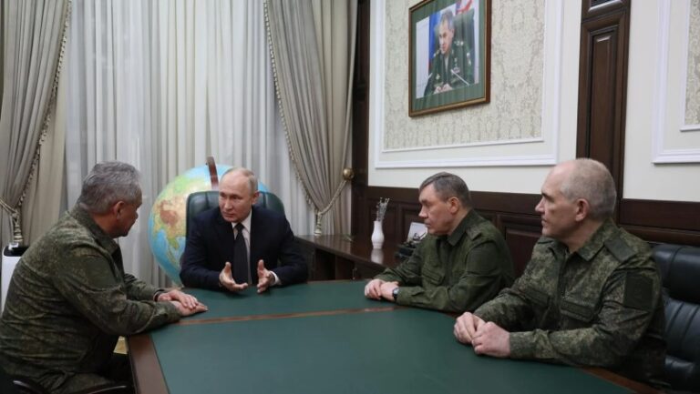 Putin visita cuartel general de operación militar en Ucrania