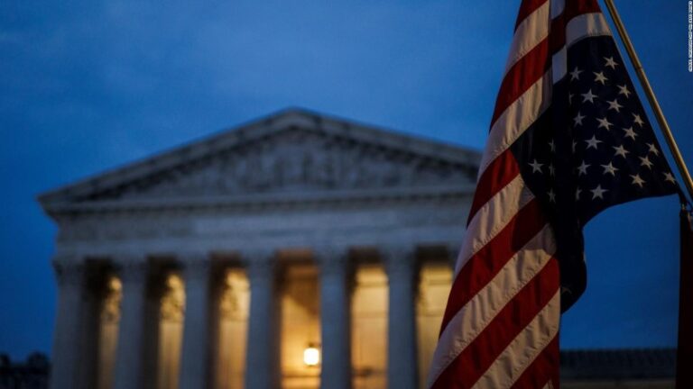 Suprema Corte de EEUU adopta código de ética tras escándalos