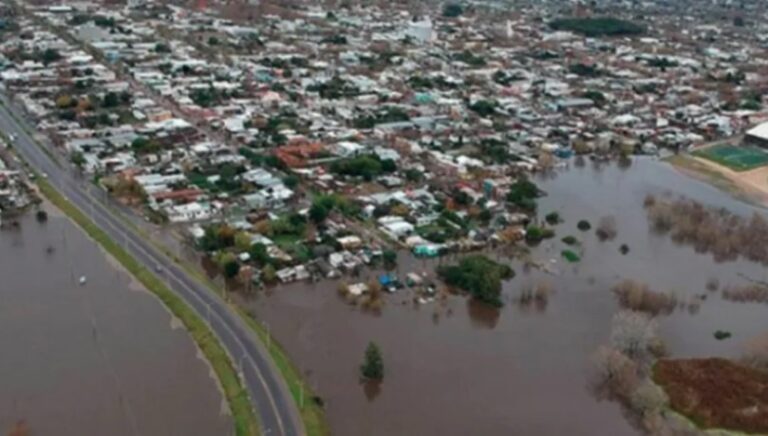 Uruguay evacúa a más de 2.500 personas por las inundaciones