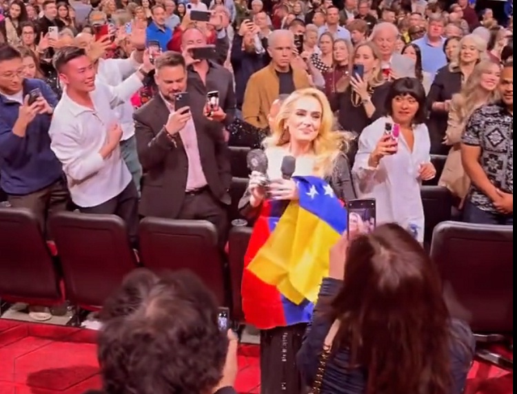 Adele sorprendió a los fanáticos al llevar una bandera de Venezuela