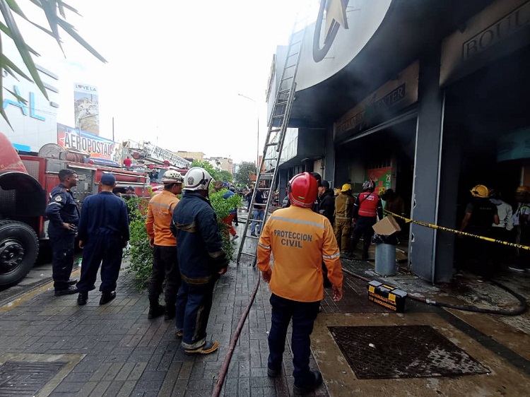 Incendio destruye 10 locales en centro comercial de Barquisimeto