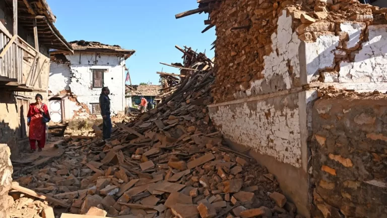Un mortífero terremoto dejó 132 muertos en Nepal
