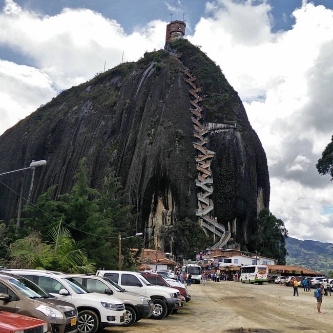 Antioquia: 17 turistas heridos por derrumbe en la Piedra de El Peñol (VÍDEO)