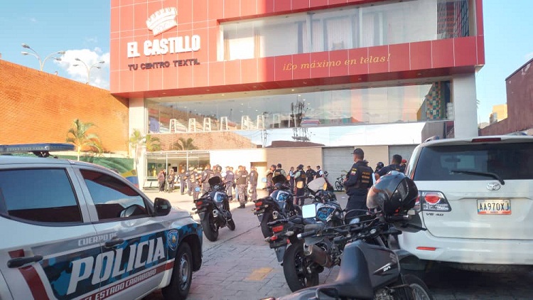 Oficial PNB y un civil heridos en atraco al Centro Textil El Castillo