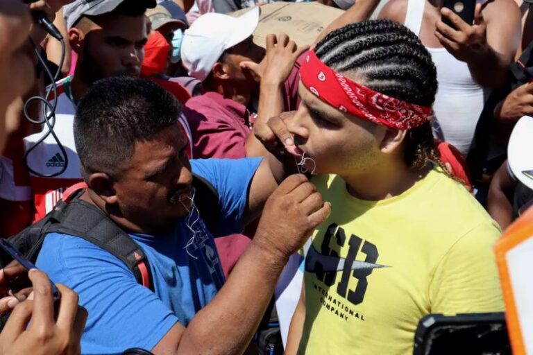 Migrantes se cosen la boca para presionar a México