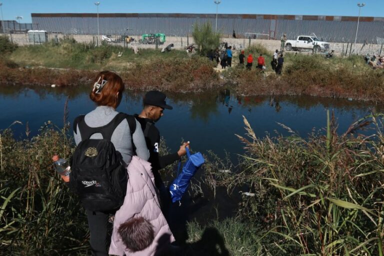 La mayor caravana de migrantes llega a frontera México-EE.UU.