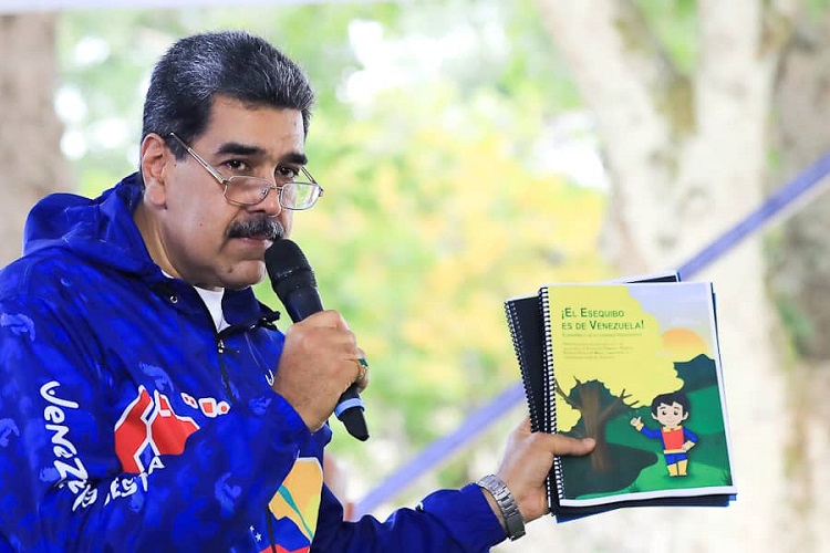 Maduro distribuirá cuadernillo «El Esequibo es de Venezuela» a todos los niños del país