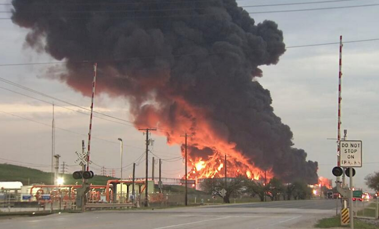 Incendio en planta química de Texas genera gran movilización y evacuaciones