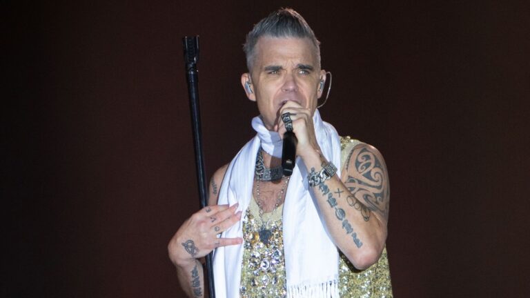 Muere fan de Robbie Williams tras caer de las gradas en pleno concierto