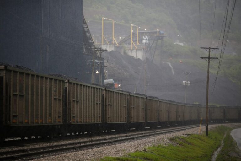 Un tren de carga con azufre descarrila en EEUU y las autoridades llaman a evacuar la zona