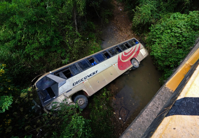 Trece muertos y unos 30 heridos al volcar autobús en Honduras