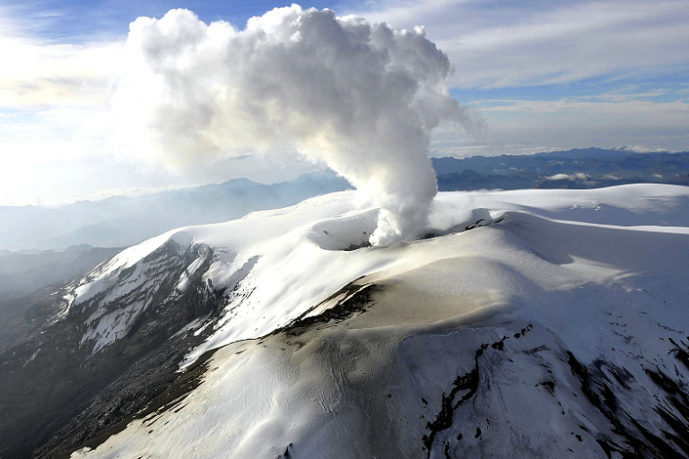 Aumenta actividad sísmica de volcán Nevado del Ruiz en Colombia