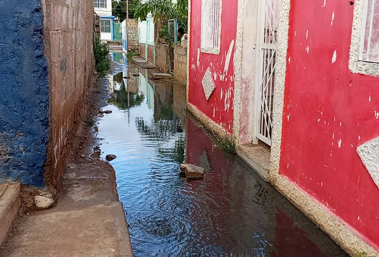 Coro| Vereda 19 del sector 5 de la UCV inundada de aguas negras