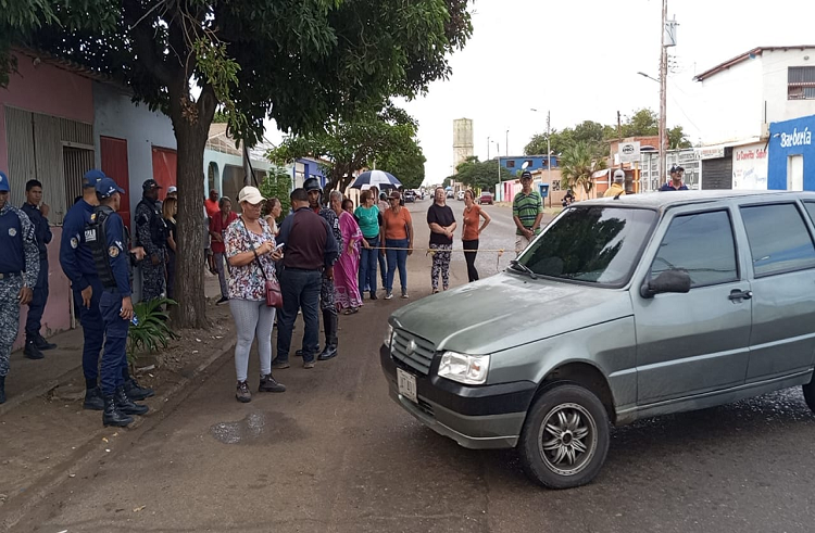 Coro| Habitantes de la Antonio José de Sucre trancan calle 4 de la UCV por problema de aguas negras