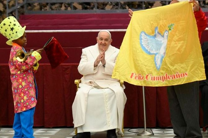 Papa Francisco cumple 87 años y lo celebra con niños