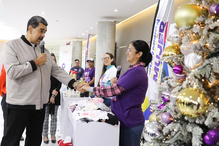 Maduro entrega 1.500 financiamientos a emprendedoras de la Gran Misión Venezuela Mujer