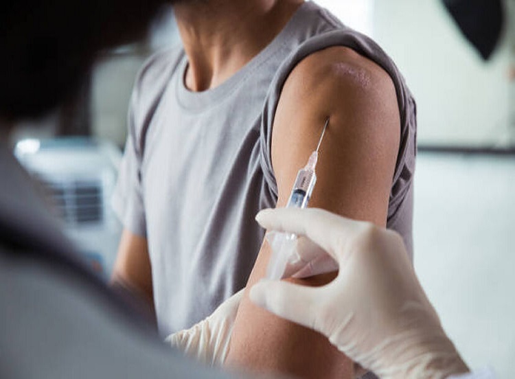 Vacuna contra el cáncer de piel de Moderna estará disponible en el 2025