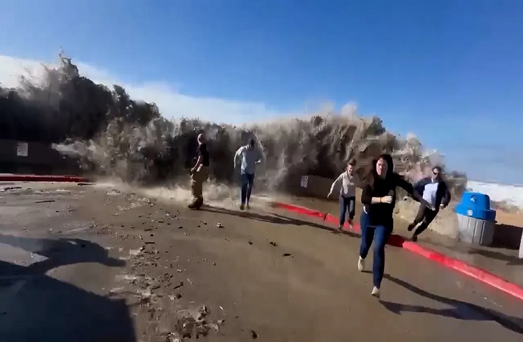 Enormes olas azotan las playas de California, causan ocho heridos y edificios inundados (+videos)