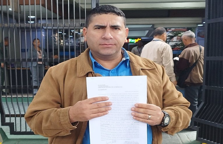 Luis Ratti entregó recurso de nulidad contra la tarjeta electoral de la MUD