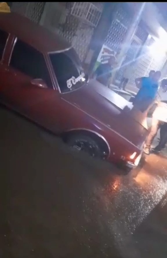 Hueco «traga carros» pone en peligro a conductores de Mene Mauroa (VÍDEOS)
