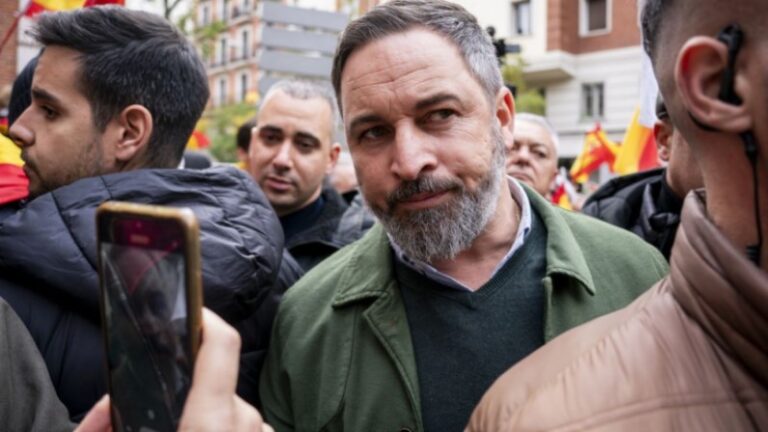 Socialistas españoles denuncian al líder de Vox por hablar de colgar de los pies a Sánchez