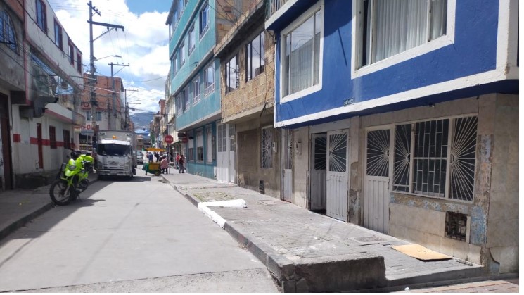 Eran venezolanos: Un joven muerto y un barbero herido por sicario en Bogotá