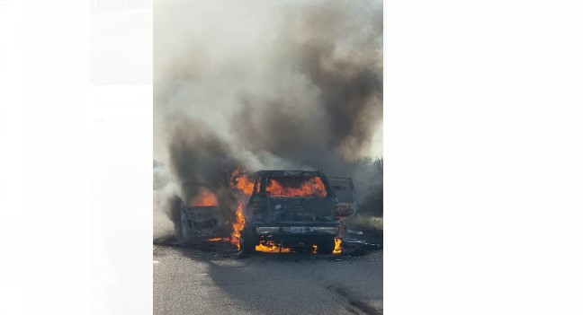 Camioneta se incendia en plena carretera Falcón-Zulia