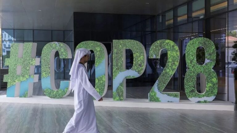 La COP28 reanuda negociaciones con los combustibles fósiles como punto principal