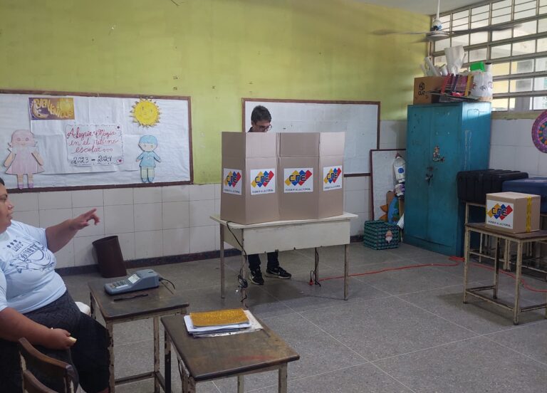 Reportan baja afluencia en centros de votación de Santa Lucía en Zulia