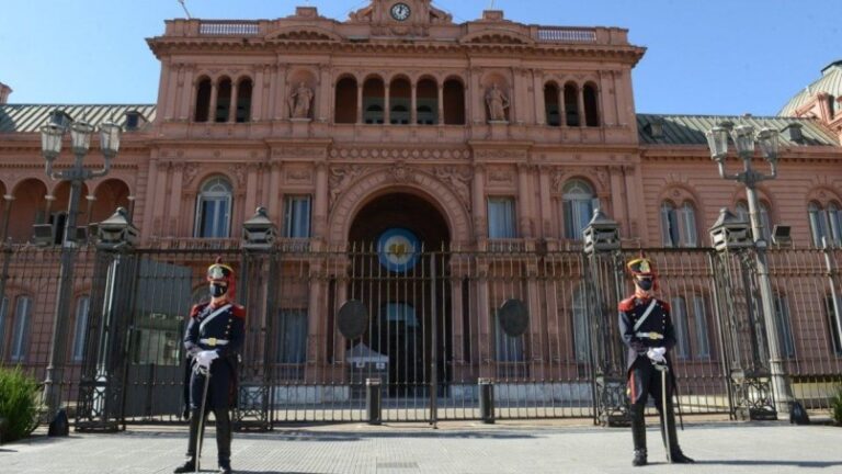 Renuncia el gabinete del Gobierno de Argentina a tres días de asumir el presidente electo