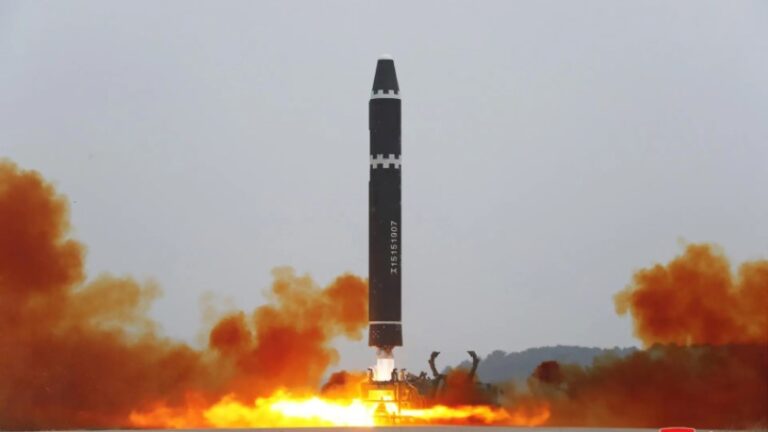 Corea del Norte dispara misil balístico capaz de alcanzar EEUU