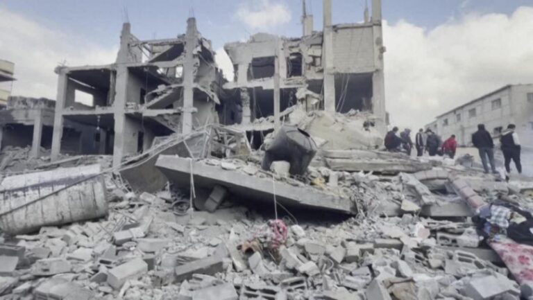 Israel multiplica los ataques en Gaza y advierte de que la guerra durará