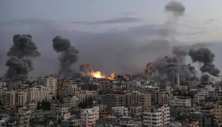Israel intensifica ataques en centro y sur de Gaza