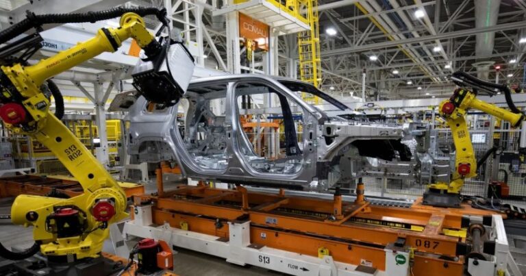 Crece producción industrial en EEUU tras fin de huelgas en el sector automotor