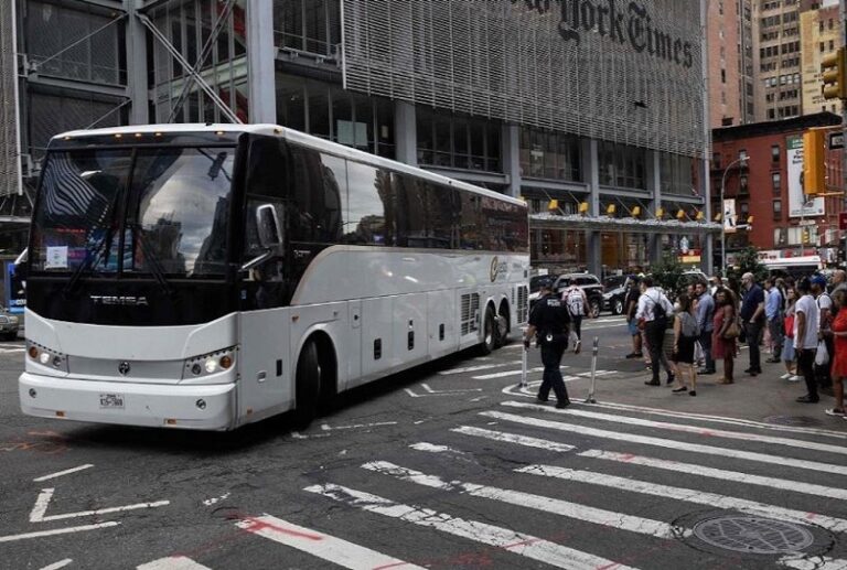 Nueva York restringe llegada de más autobuses con migrantes