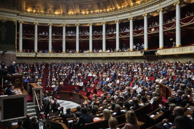El Parlamento francés adopta una controvertida ley migratoria