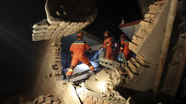 Al menos 118 muertos deja un sismo en el noroeste de China