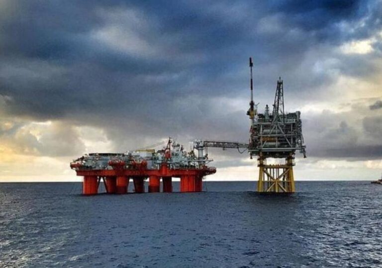 Uruguay firma contratos de exploración de hidrocarburos con APA, YPF y Shell