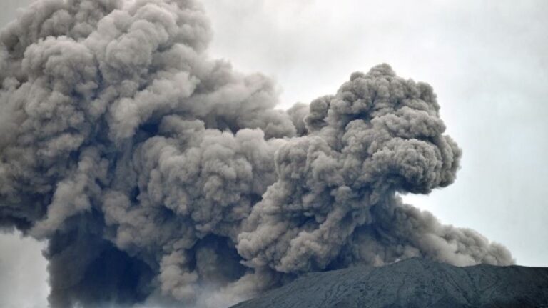Once alpinistas muertos por erupción del Marapi en Indonesia